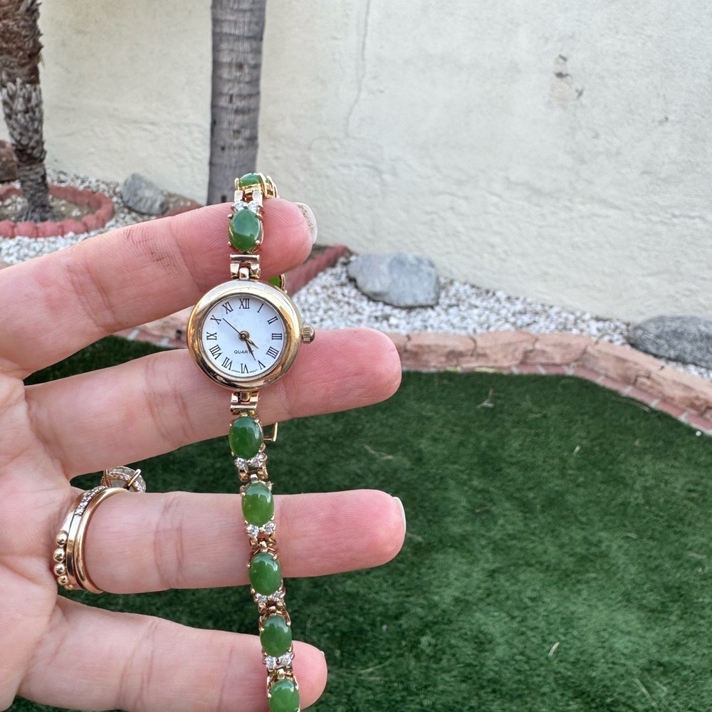 Vintagee women’s gemstone watch